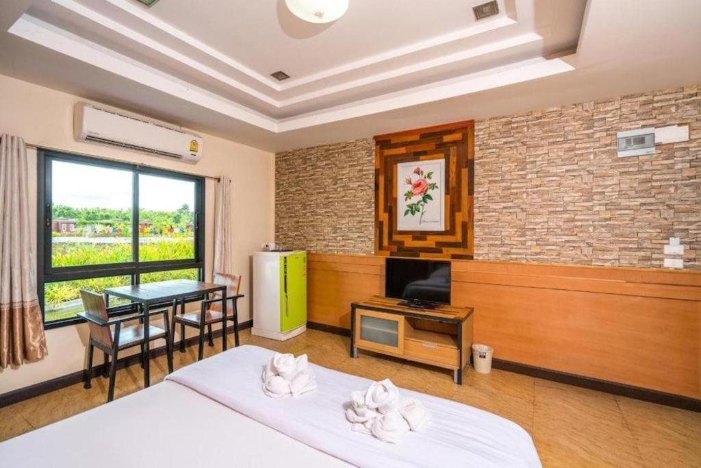 Prew Lom Chom Nam Hotel Banphanszadetnok Kültér fotó