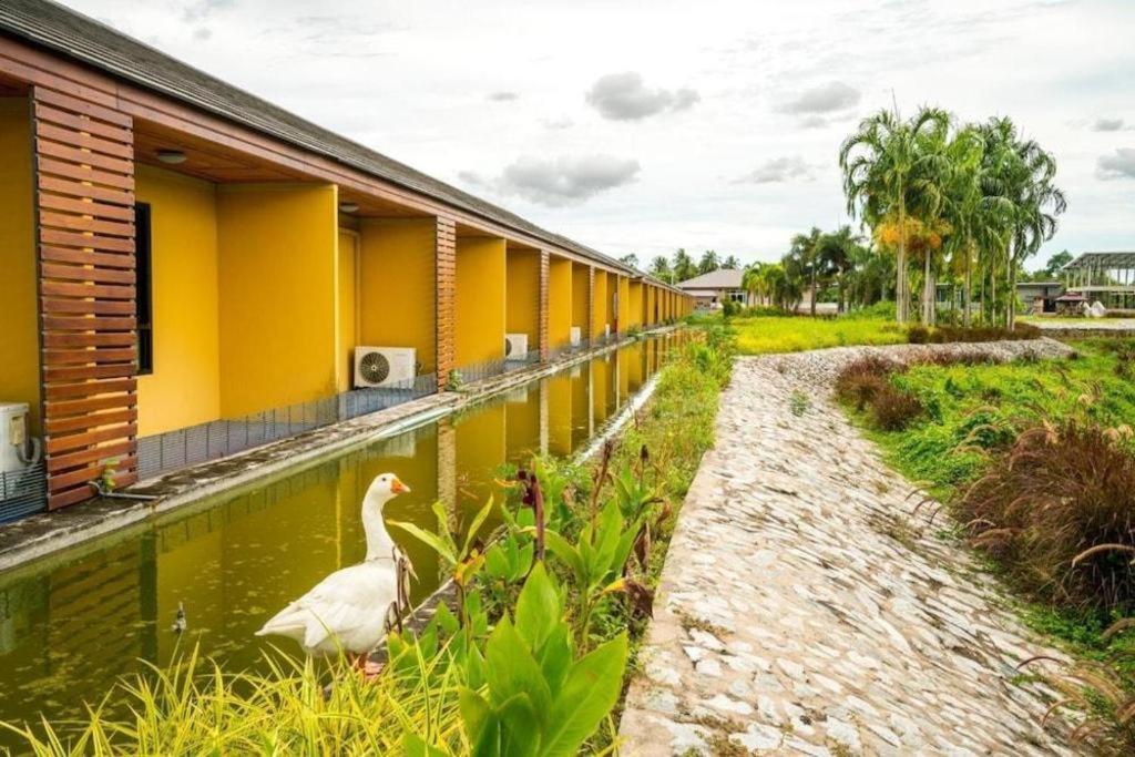 Prew Lom Chom Nam Hotel Banphanszadetnok Kültér fotó