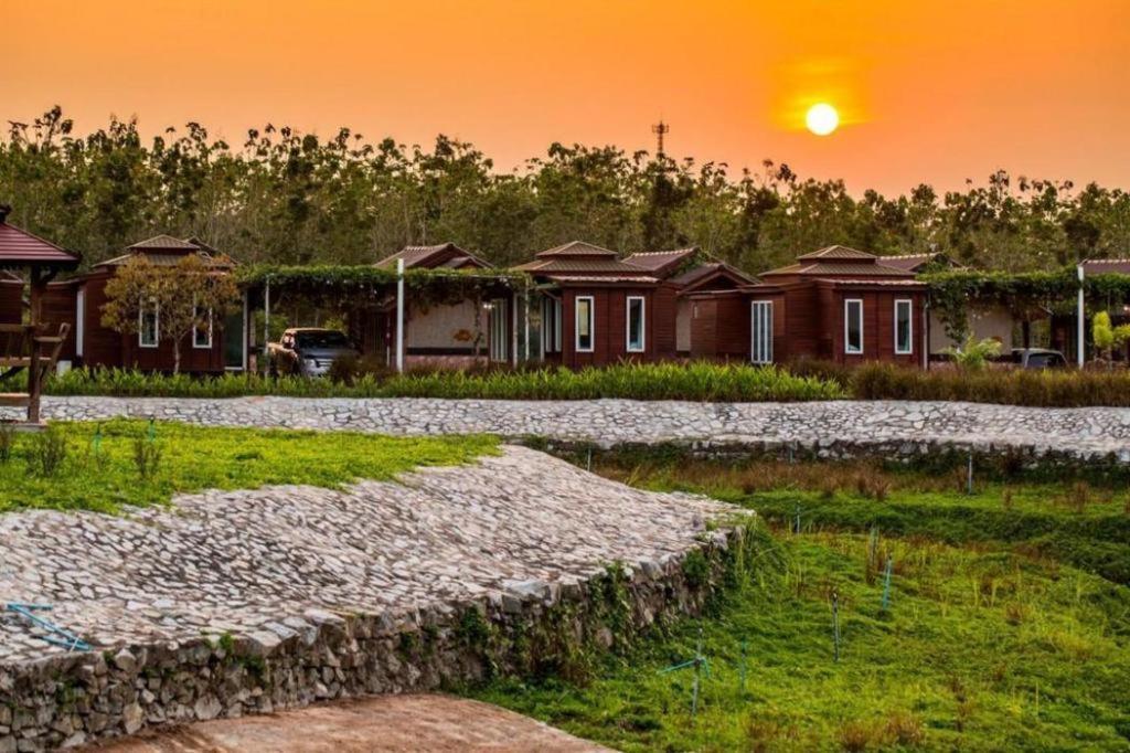 Prew Lom Chom Nam Hotel Banphanszadetnok Kültér fotó